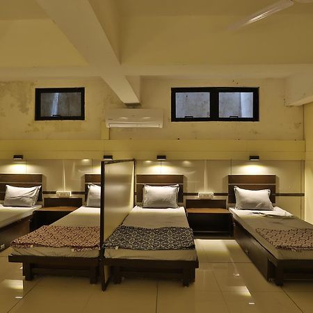 Night Halt Dormitory Ahmedabad Bagian luar foto