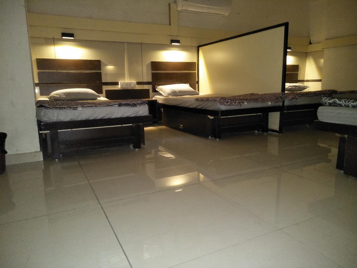 Night Halt Dormitory Ahmedabad Bagian luar foto