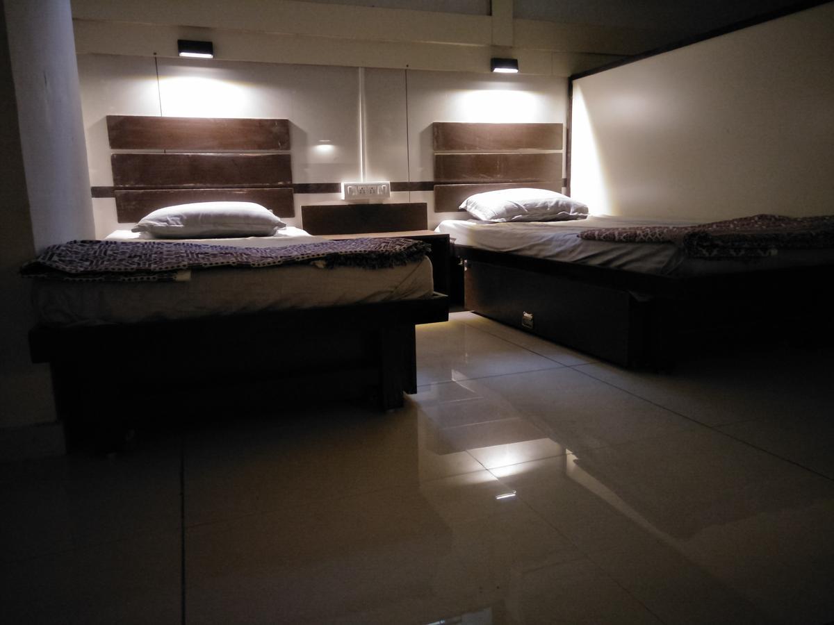 Night Halt Dormitory Ahmedabad Bagian luar foto