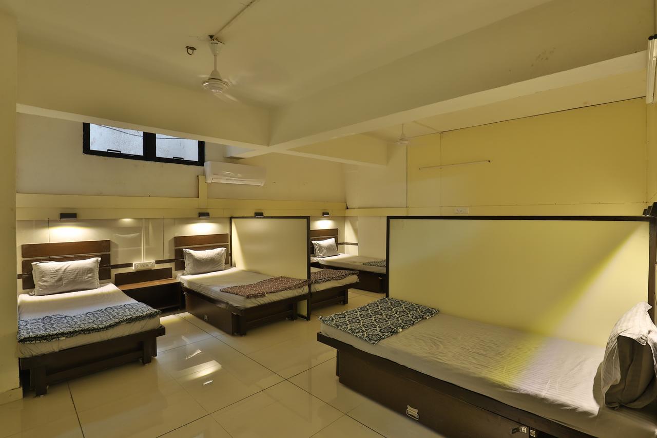 Night Halt Dormitory Ahmedabad Bagian luar foto