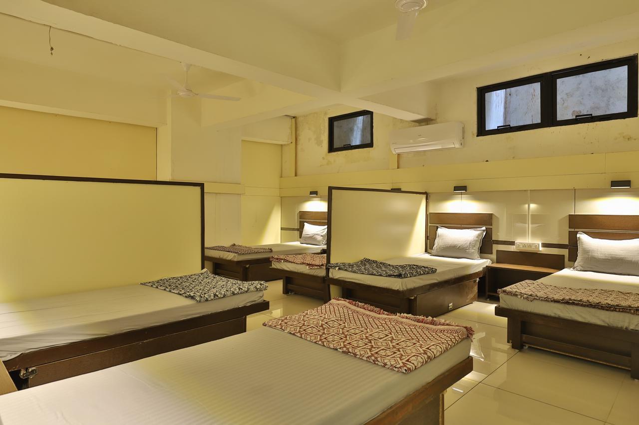 Night Halt Dormitory Ahmedabad Bagian luar foto